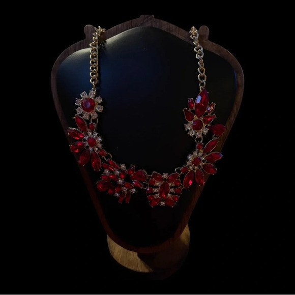 ❤️✨ Meet “The Scarlet Bloom Statement Necklace” ✨❤️ - Picture 6 of 7